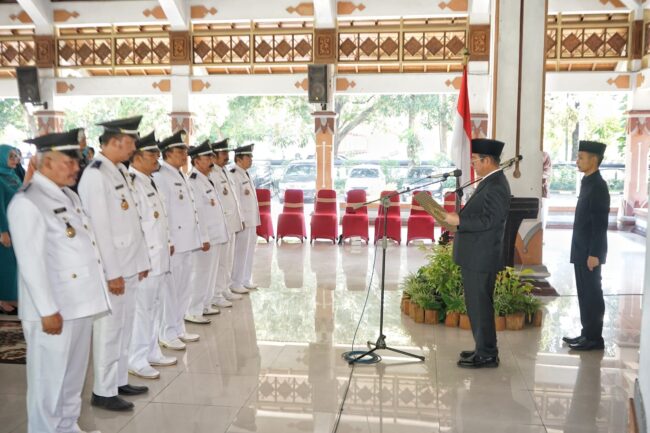 Pj Bupati Magelang Sepyo Achanto saat mengukuhkan dan menyerahkan SK Perpanjangan Masa Jabatan Kepala Desa 