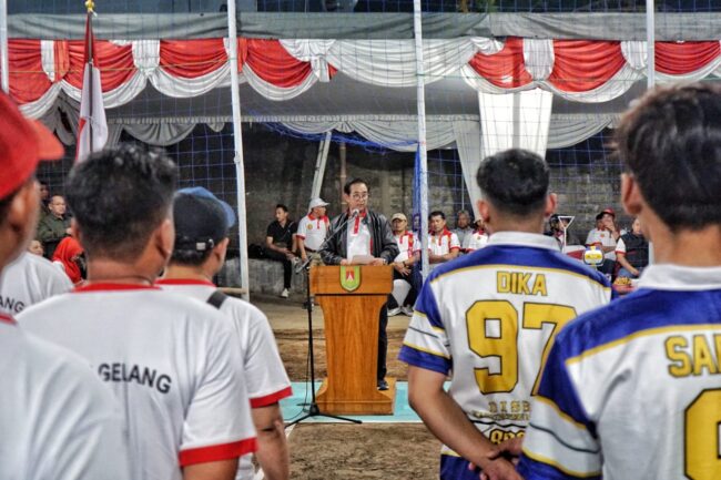 Pj Bupati Magelang Sepyo Achanto didampingi oleh Jajaran Forkompimda dan OPD terkait saat membuka turnamen bola voli Pj Bupati Magelang Cup Tahun 2024.