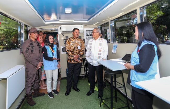 Penjabat (Pj) Gubernur Jateng Nana Sudjana melihat langsung Bus KPK tersebut di Taman Indonesia Kaya Kota Semarang, Kamis (11/7/2024).