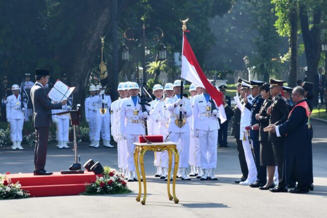 Presiden Joko Widodo memimpin Upacara Prasetya Perwira (Praspa) Tahun 2024 yang digelar di halaman Istana Merdeka, Jakarta, pada Selasa, 16 Juli 2024. Foto: BPMI Setpres