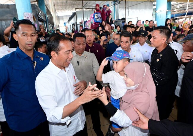 Mengawali kegiatan kunjungan kerja hari kedua di Provinsi Sulawesi Selatan, Presiden Joko Widodo didampingi Ibu Iriana Joko Widodo melakukan kunjungan ke Pasar Cekkeng, Kabupaten Bulukumba, pada Jumat, 5 Juli 2024. Foto: BPMI Setpres