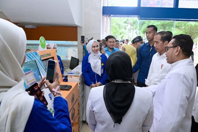 Presiden Joko Widodo didampingi Ibu Iriana mengunjungi Rumah Sakit Umum Daerah (RSUD) Prof. Dr. H. M. Anwar Makkatutu, Kabupaten Bantaeng, Provinsi Sulawesi Selatan, pada Jumat, 5 Juli 2024. Foto: BPMI Setpres