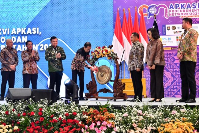 Presiden Joko Widodo menyampaikan sambutannya pada Rapat Kerja Nasional (Rakernas) XVI Asosiasi Pemerintah Kabupaten Seluruh Indonesia (APKASI) di Jakarta Convention Center, Jakarta, Rabu, 10 Juli 2024. Foto: BPMI Setpres