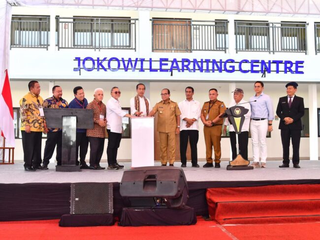 Presiden Joko Widodo menyampaikan sambutannya dalam acara peresmian Gedung Jokowi Learning Center (JLC) SMA Kebangsaan, Kabupaten Lampung Selatan, Provinsi Lampung, pada Kamis, 11 Juli 2024. Foto: BPMI Setpres