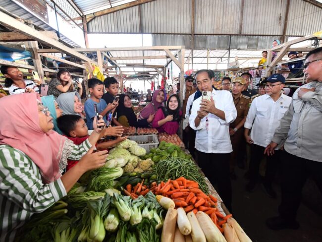 Presiden Joko Widodo berkunjung ke Pasar Kota Agung, Kabupaten Tanggamus, Provinsi Lampung, pada Jumat, 12 Juli 2024. Foto: BPMI Setpres