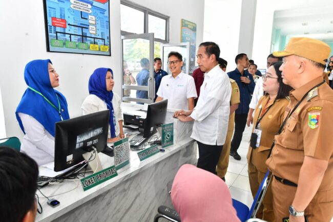 Presiden Joko Widodo mengunjungi Rumah Sakit Umum Daerah (RSUD) Batin Mangunang di Kabupaten Tanggamus, Provinsi Lampung, pada Jumat, 12 Juli 2024. Foto: BPMI Setpres