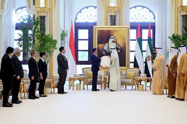 Presiden Joko Widodo menerima penghargaan sipil tertinggi dari Presiden PEA, Mohamed bin Zayed Al Nahyan di Qasr Al Watan, Abu Dhabi, Persatuan Emirat Arab (PEA) pada Rabu, 17 Juli 2024. Foto: BPMI Setpres