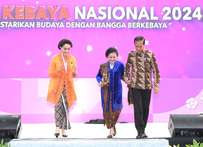 Presiden Joko Widodo didampingi Ibu Iriana Joko Widodo menghadiri peringatan Hari Kebaya Nasional yang digelar di Istora Senayan Jakarta, pada Rabu, 24 Juli 2024. Foto: BPMI Setpres