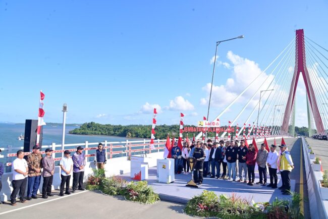 Presiden Joko Widodo didampingi Ibu Iriana Joko Widodo meresmikan Jembatan Pulau Balang, Kabupaten Penajam Paser Utara, Provinsi Kalimantan Timur, pada Minggu, 28 Juli 2024. Foto: BPMI Setpres