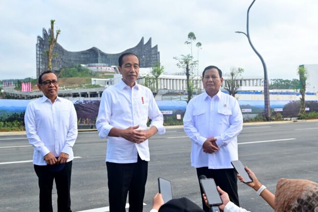 Presiden Joko Widodo didampingi Menteri Pertahanan yang juga Presiden terpilih 2024-2029 Prabowo Subianto meninjau langsung progres pembangunan IKN, Kabupaten Penajam Paser Utara, Provinsi Kalimantan Timur, pada Senin pagi, 12 Agustus 2024. Foto: BPMI Setpres