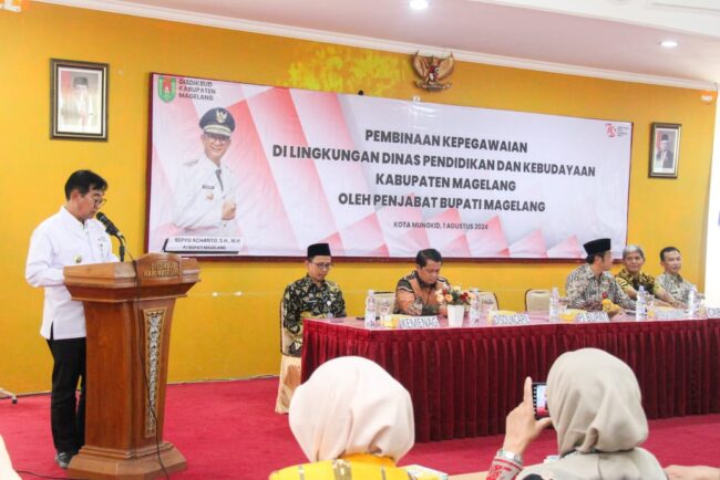 Pj Bupati Magelang Sepyo Achanto saat memberikan arahan dan pembinaan kepegawaian di lingkungan Dinas Pendidikan dan Kebudayaan Kabupaten Magelang