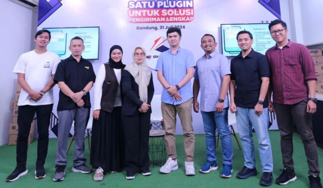  Sandi Yanuariawan (Business Communication Senior Analyst), Iyus Rustandi (Kepala Cabang JNE Bandung), Kurnia Hayati (Marcom & Partnership Regional Jabar), Murah Lestari (Head of Regional Jawa Barat), Armand Prasetya (Head of IT Boleh Dicoba Digital), Mayland H. Prasetyo (Bussiness Development & Partnersip Div. Head JNE), Mohamad Iqbal (Co-Founder Orderfaz), Hendra Pradana (Head Sales Regional Jawa Barat) di acara Launching Plugin JNE Shipping Satu Solusi Untuk Solusi Pengiriman Lengkap