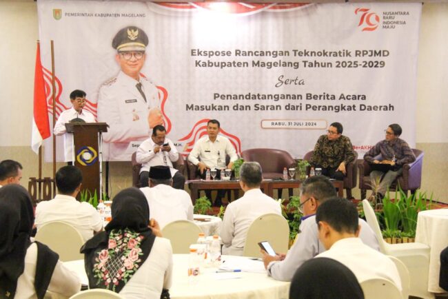 Pj Bupati Magelang saat memberikan arahan terhadap Ekspose Rancangan Teknokratik Rencana Pembangunan Jangka Menengah Daerah (RPJMD) Kabupaten Magelang Tahun 2025-2029