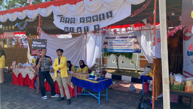 mahasiswa GIAT UNNES 9 berperan aktif dalam bazar UMKM. Stand Desa Banyuwangi,