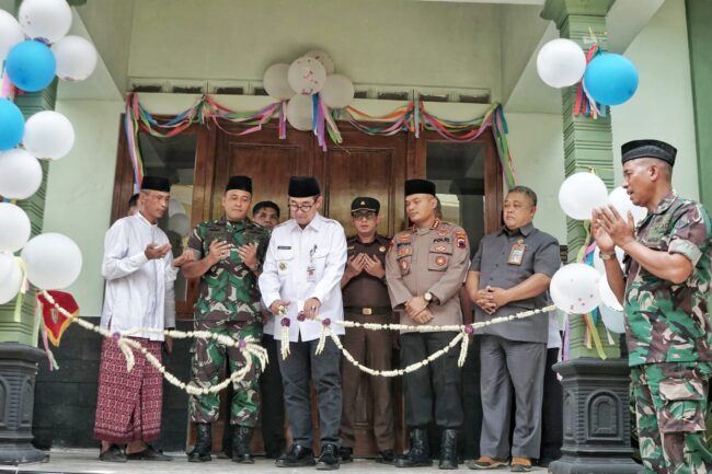 Pj Bupati Magelang Sepyo Achanto bersama jajaran Forkopimda Kabupaten Magelang saat meresmikan TPA Baiturrohmah Karya Bakti TNI semester II