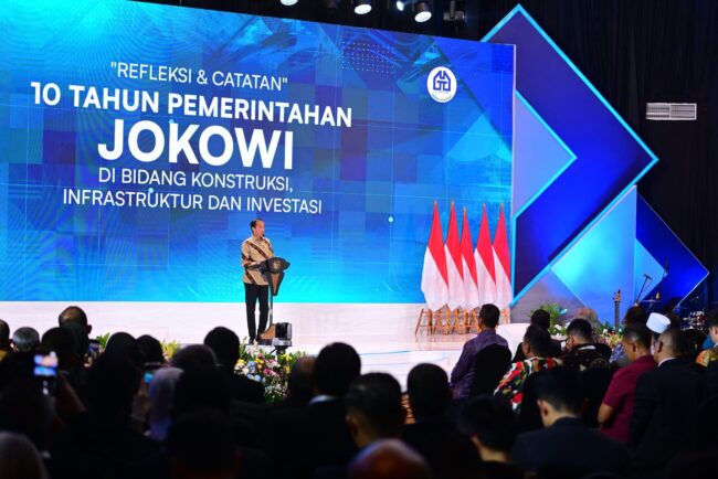 Presiden Joko Widodo menghadiri acara Refleksi dan Catatan 10 Tahun Pemerintahan Jokowi di Bidang Konstruksi, Infrastruktur, dan Investasi yang digelar di Ballroom Menara Bank Mega, Jakarta, pada Rabu, 31 Juli 2024. Foto: BPMI Setpres