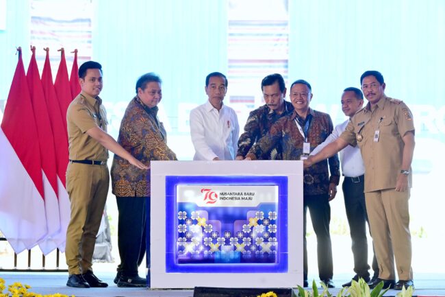 Presiden Joko Widodo meresmikan Pabrik Bahan Anoda Baterai Litium PT Indonesia BTR New Energy Material yang berada di Kawasan Ekonomi Khusus (KEK) Kendal, Kabupaten Kendal, Provinsi Jawa Tengah, pada Rabu, 7 Agustus 2024. Foto: BPMI Setpres