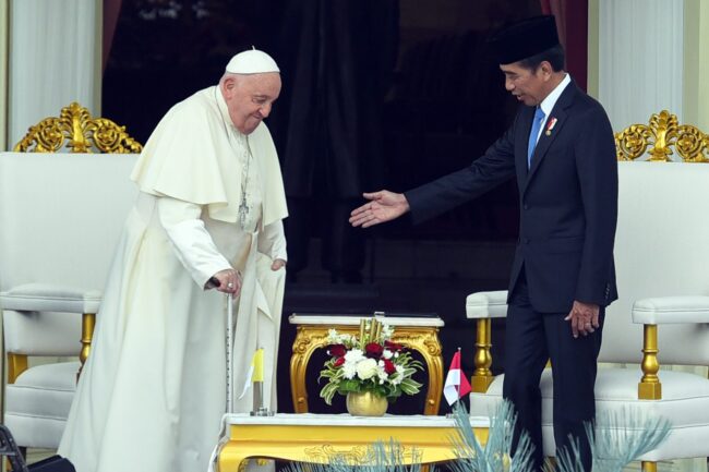 Presiden Joko Widodo menyambut kunjungan Pemimpin Gereja Katolik Dunia sekaligus Kepala Negara Vatikan, Yang Teramat Mulia Sri Paus Fransiskus di Istana Negara, Jakarta, pada Rabu, 4 September 2024. Foto: BPMI Setpres