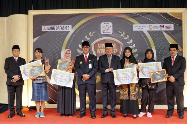 Pj Bupati Magelang Sepyo Achanto saat memimpin upacara peringatan HUT ke-55 PT BPR Bank Bapas 69 Magelang sekaligus menyerahkan hadiah kepada para pemenang anugerah UMKM Award Tahun 2024 