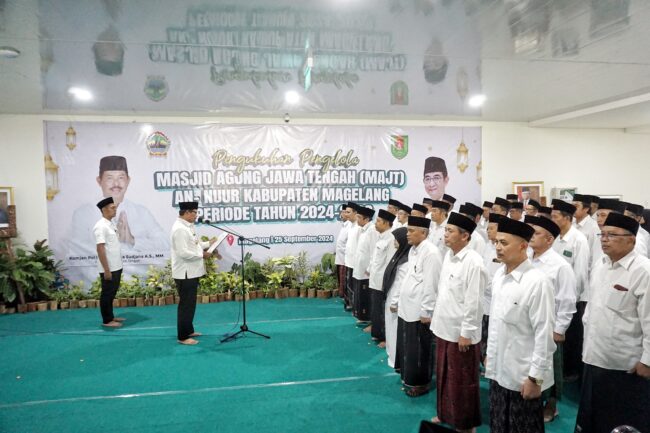  Pj Gubernur Jawa Tengah Nana Sudjana saat mengukuhkan para pengelola MAJT An-Nuur Kabupaten Magelang.