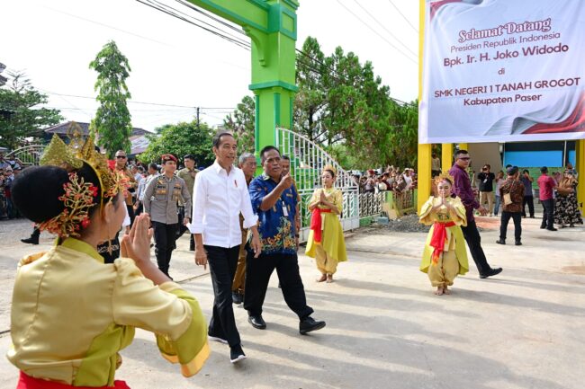 Presiden Joko Widodo melakukan kunjungan ke SMK Negeri 1 Tanah Grogot, Kabupaten Paser, Kalimantan Timur, pada Kamis, 26 September 2024. Foto: BPMI Setpres