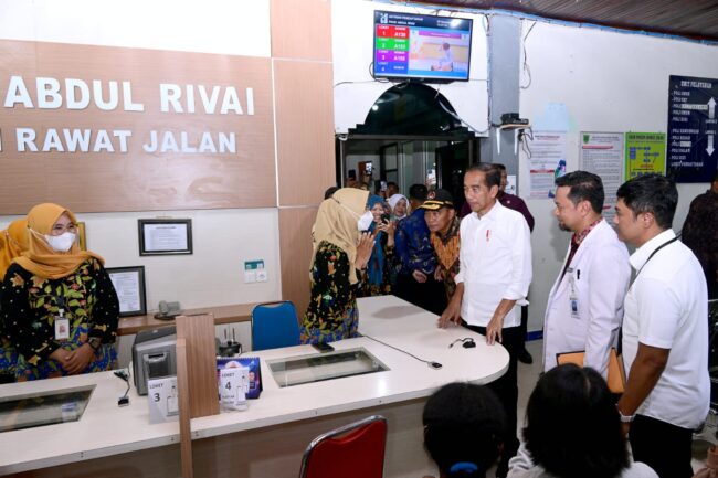 Presiden Joko Widodo melakukan peninjauan fasilitas kesehatan di Rumah Sakit Umum Daerah (RSUD) dr. Abdul Rivai, Kabupaten Berau, Provinsi Kalimantan Timur, pada Kamis, 26 September 2024. Foto: BPMI Setpres/