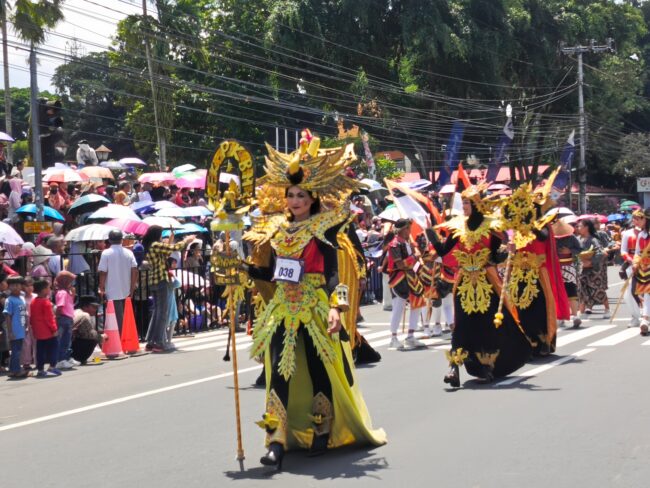 PUKAU WARGA : Penampilan peserta Magelang Ethno Carnival 2024 memukau ribuan warga yang memenuhi Alun-alun Kota Magelang (Lukluk Shafwatu/wartamagelang.com)