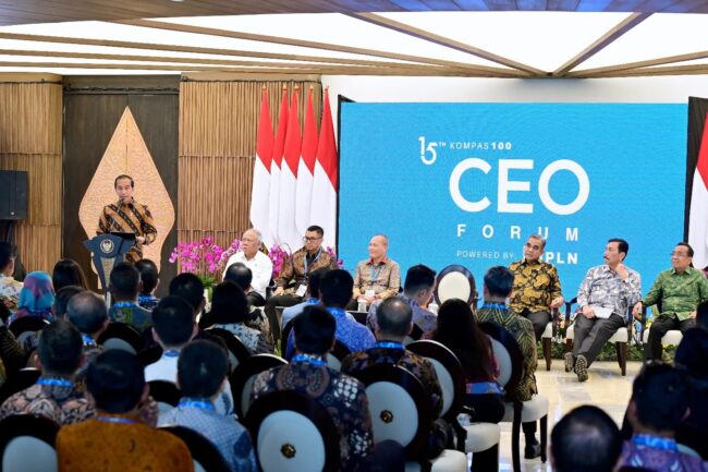 Presiden Joko Widodo menghadiri Kompas 100 CEO Forum ke-15 Tahun 2024, yang digelar di Ruang Konferensi Pers, Istana Garuda, Kawasan Ibu Kota Nusantara (IKN), pada Jumat, 11 Oktober 2024. Foto: BPMI Setpres