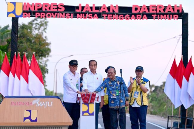 Presiden Joko Widodo meresmikan pembangunan dan perbaikan 27 ruas jalan sepanjang 217 kilometer di Provinsi Nusa Tenggara Timur (NTT) pada Kamis, 1 Oktober 2024. Foto: BPMI Setpres