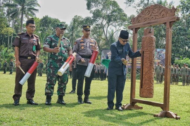 Sekretaris Daerah Kabupaten Magelang Adi Waryanto didampingi jajaran Forkopimda Kabupaten Magelang saat membuka kegiatan TMMD Sengkuyung Tahap IV Di Desa Giriwetan.