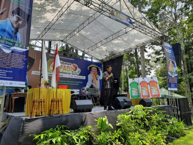 Sandiaga Uno buat dan resmikan sabun cuci “Sae Light” pada Minggu (6/10/2024), foto: Rizqi Amalia N.I