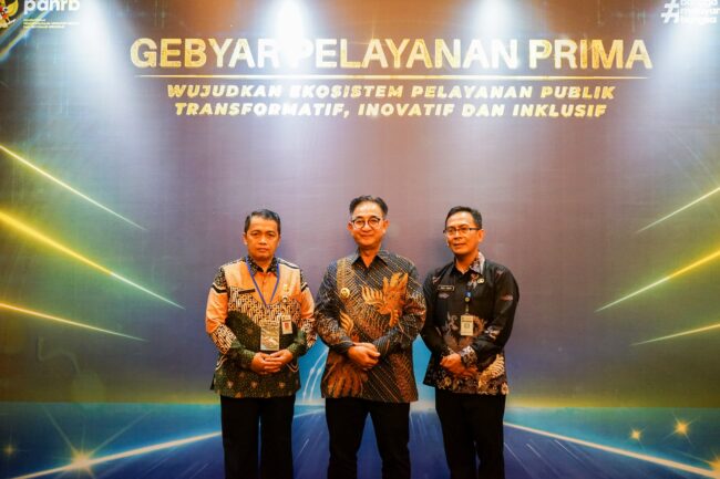 Pj Bupati Magelang Sepyo Achanto didampingi Plt Kepala Dinas Penanaman Modal dan Pelayanan Terpadu Satu Pintu (DPMPTSP) Kabupaten Magelang Raden Anta Murpuji Antaka saat menghadiri Gebyar Pelayanan Prima Tahun 2024 dengan mengusung tema “Wujudkan Ekosistem Pelayanan Publik Transformatif, Inovatif dan Inklusif”