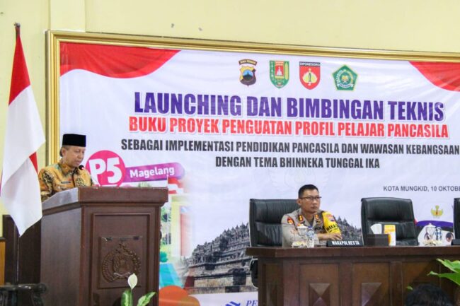 Sekretaris Daerah Kabupaten Magelang Adi Waryanto saat melaunching Buku P5 Magelang "Bhinneka Tunggal Ika"