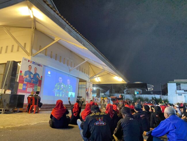 Antusias Pendukung Paslon DAMAI pada saat acara Nobar Debat di Halaman Tri Bhakti. Selasa (29/10/2024). foto: Ariani Putri Astuti/wartamagelang.com