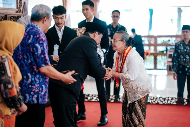 Upacara wisuda digelar di Pendopo Pengabdian oleh Pjs Wali Kota Magelang Ahmad Aziz, Rabu (2/10/2024).