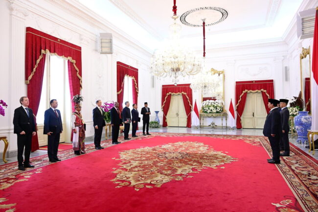 Presiden Prabowo Subianto menerima surat kepercayaan dari tujuh duta besar luar biasa dan berkuasa penuh (LBBP) negara-negara sahabat di Istana Merdeka, Jakarta, pada Selasa, 5 November 2024. Foto: BPMI Setpre