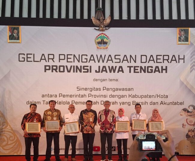 Penghargaan diserahkan oleh Sekretaris Daerah Provinsi Jawa Tengah Sumarno diterima oleh Pjs Wali Kota Magelang Ahmad Aziz pada Gelar Pengawasan Daerah (Larwasda) Provinsi Jawa Tengah Tahun 2024 di Surakarta, Rabu (6/10/2024).