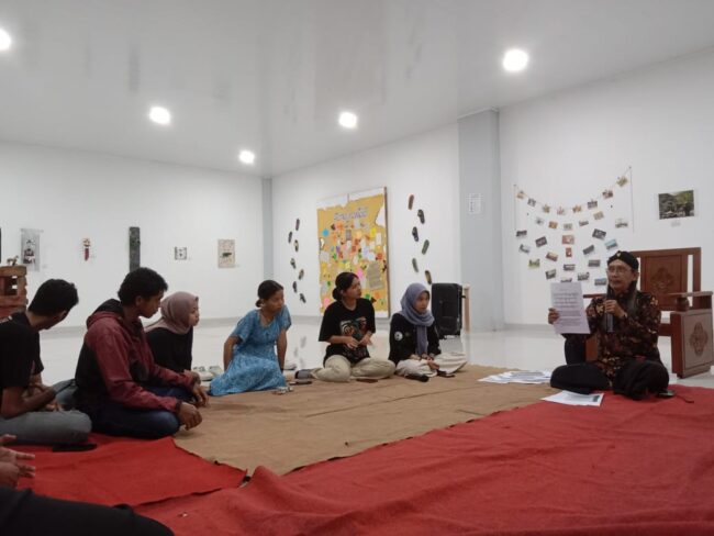 Pameran Methamorupa : Talkshow Kritik dan Apresiasi Karya Sastra oleh Narasumber Mbilung Sarawita di Terminal Tipe A Tidar (Annisa Eka Putri/wartamagelang.com)