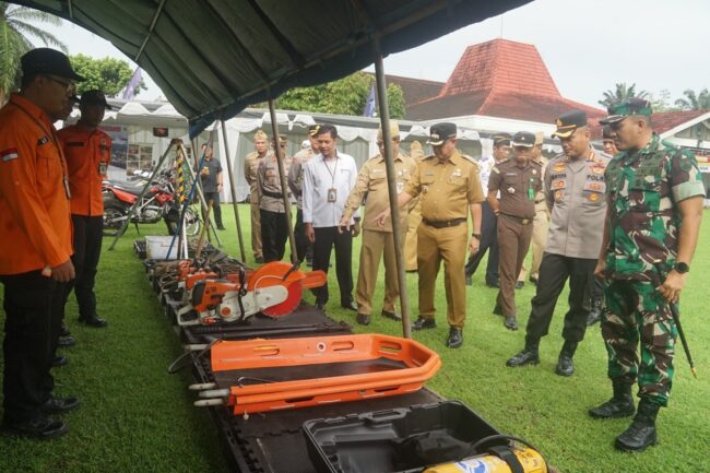 Pj Bupati Magelang Sepyo Achanto saat memimpin apel Kesiapsiagaan Bencana Hidrometeorologi