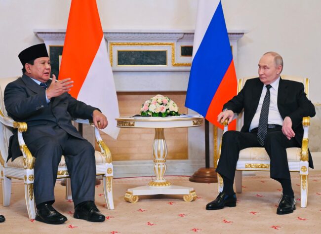 Presiden Republik Indonesia Prabowo Subianto dan Presiden Federasi Rusia Vladimir Putin bertemu dalam suasana hangat dan penuh keakraban di Istana Konstantinovsky, St. Petersburg, pada Kamis, 19 Juni 2025. Foto: BPMI Setpres
