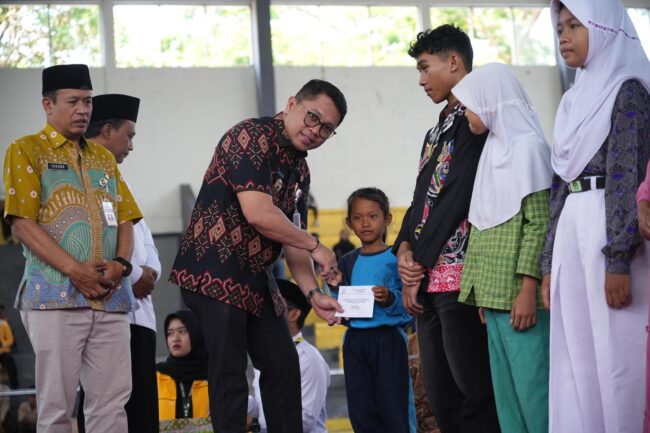  Bantuan diserahkan oleh Wali Kota Magelang Damar Prasetyono di GOR Samapta Magelang pada Kamis (31/7/2025). Foto: Humas Prokompim Kota Magelang